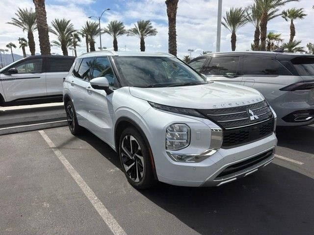 2022 Mitsubishi Outlander SEL — photo 1 of 4