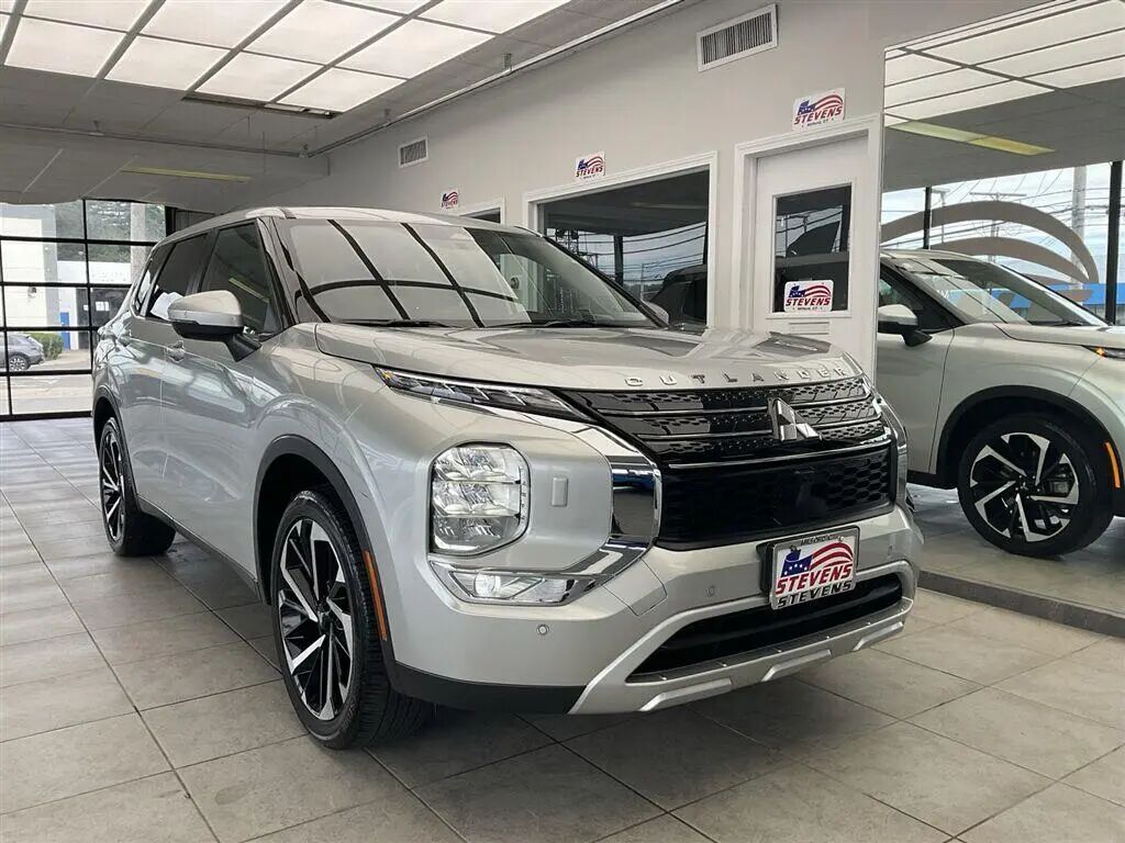 2024 Mitsubishi Outlander SE — photo 1 of 13