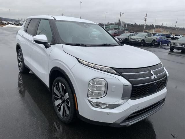 2025 Mitsubishi Outlander SE — photo 1 of 13