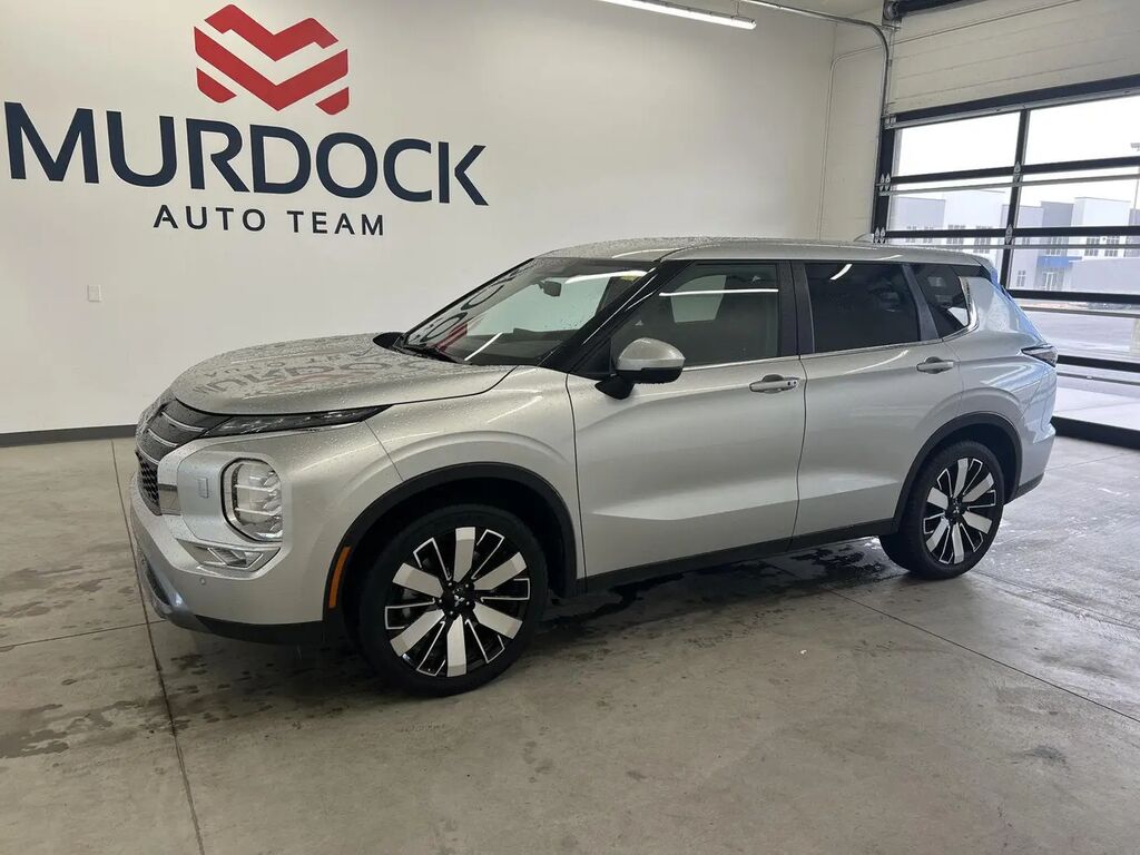 2025 Mitsubishi Outlander SE — photo 1 of 13
