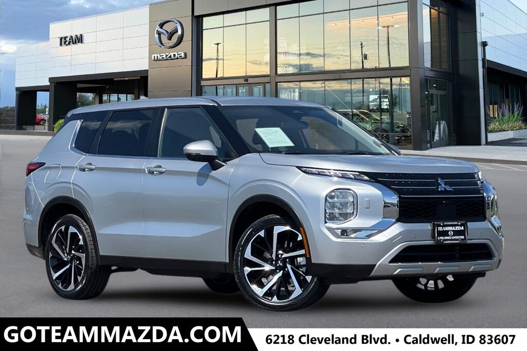 2024 Mitsubishi Outlander SE — photo 1 of 12