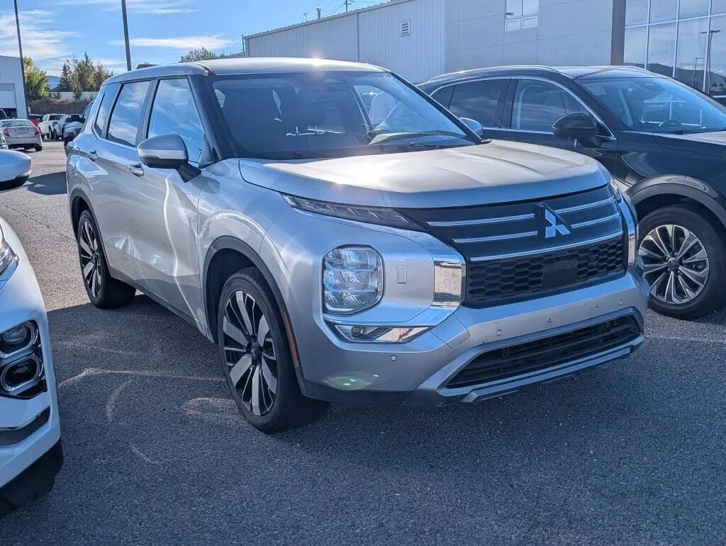 2025 Mitsubishi Outlander SE — photo 1 of 3