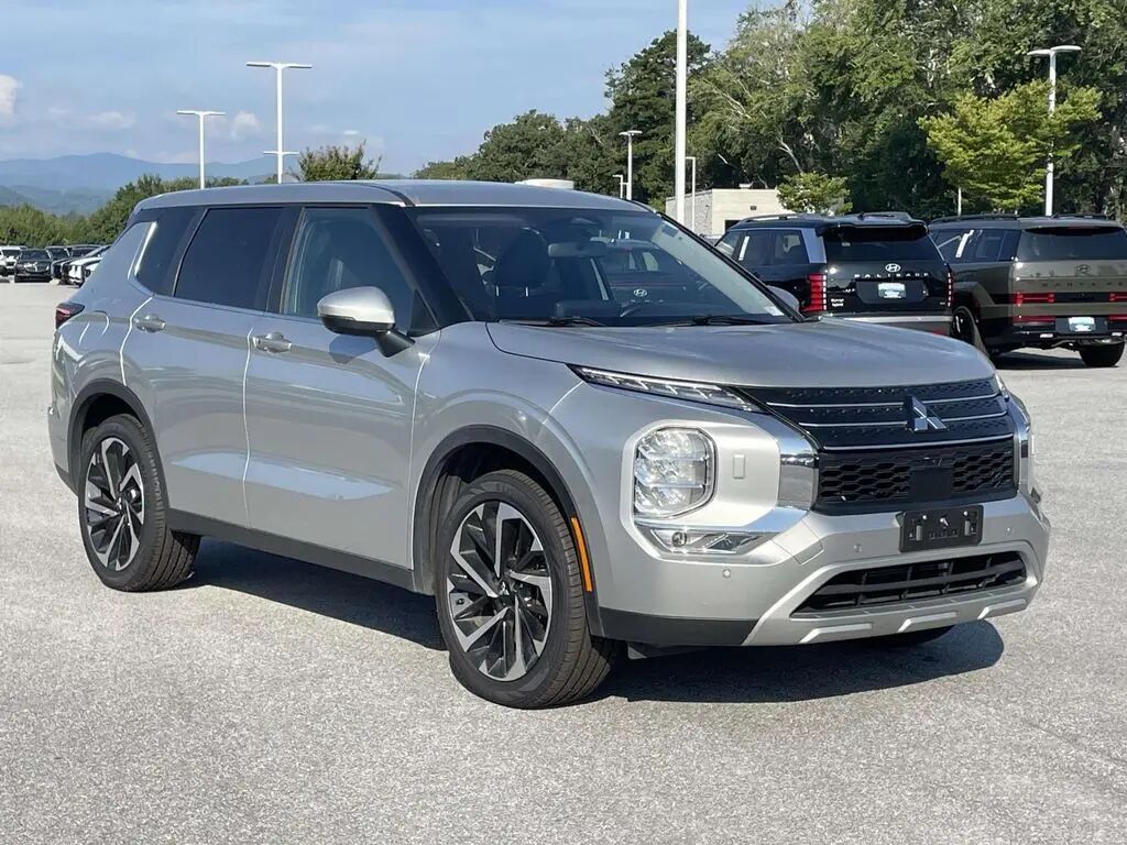 2024 Mitsubishi Outlander SE — photo 1 of 22