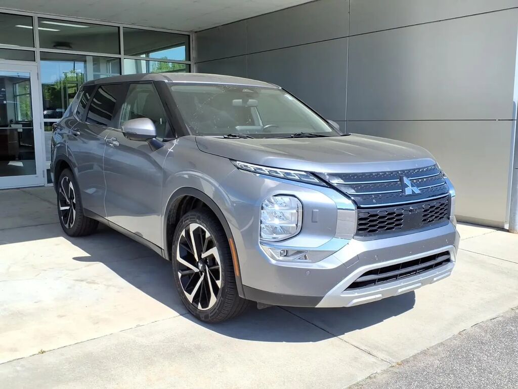 2024 Mitsubishi Outlander SE — photo 1 of 13