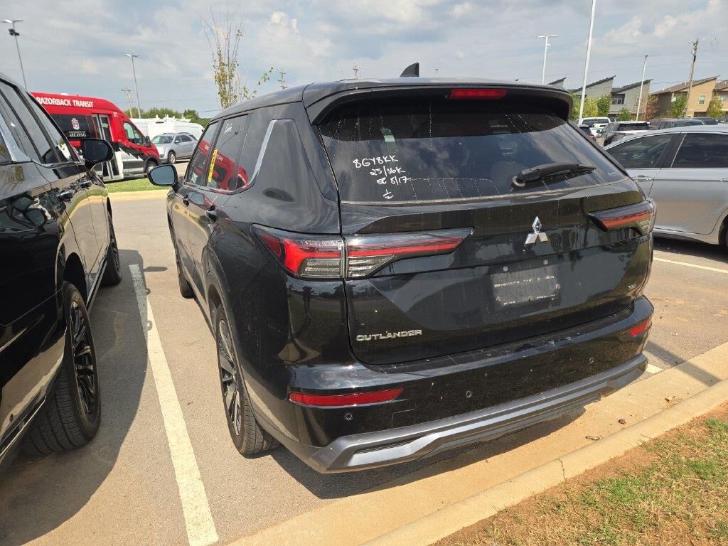 2025 Mitsubishi Outlander SE — photo 1 of 12