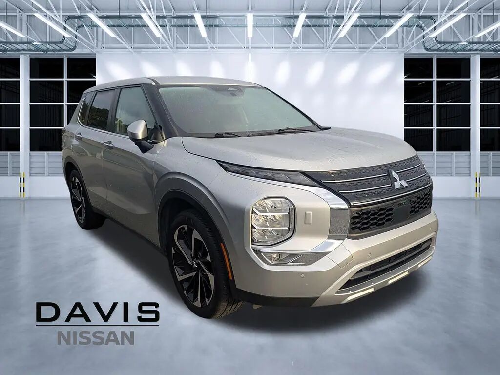 2024 Mitsubishi Outlander SE — photo 1 of 13