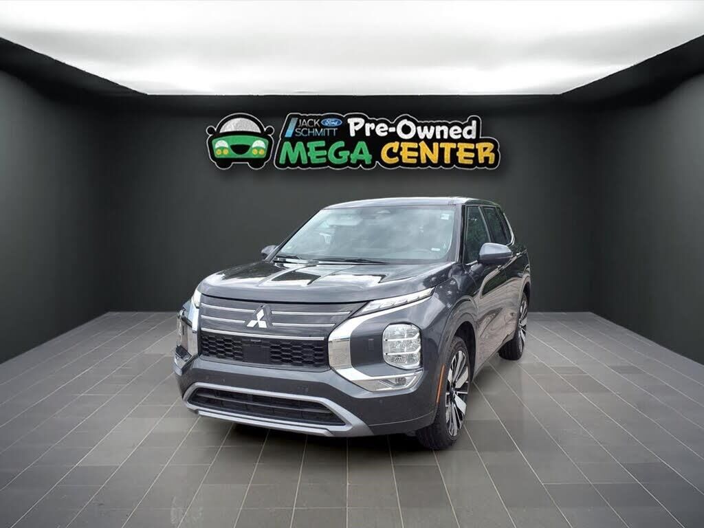 2025 Mitsubishi Outlander SE — photo 1 of 2