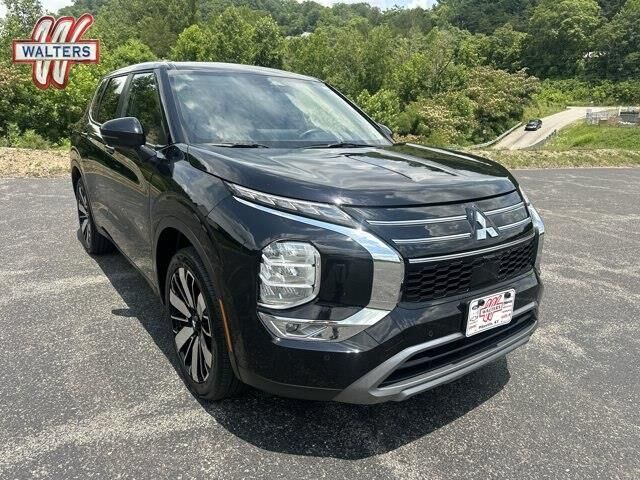 2025 Mitsubishi Outlander SE — photo 1 of 13