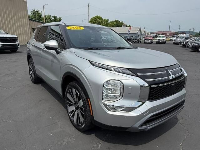 2025 Mitsubishi Outlander SE — photo 1 of 13