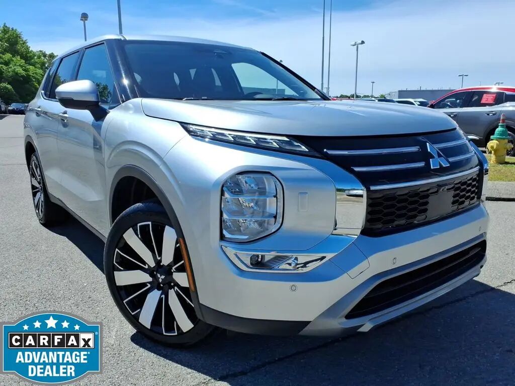 2025 Mitsubishi Outlander SE — photo 1 of 13