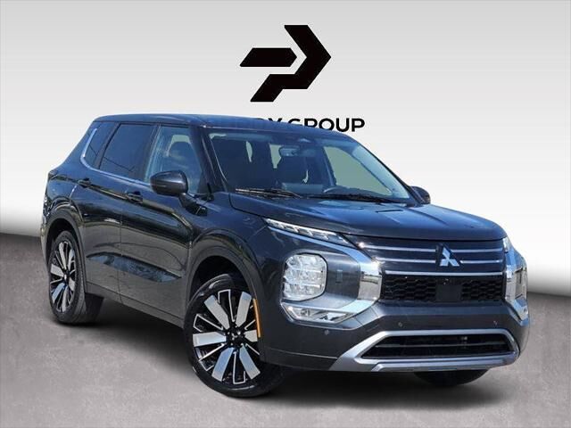2025 Mitsubishi Outlander SE — photo 1 of 33