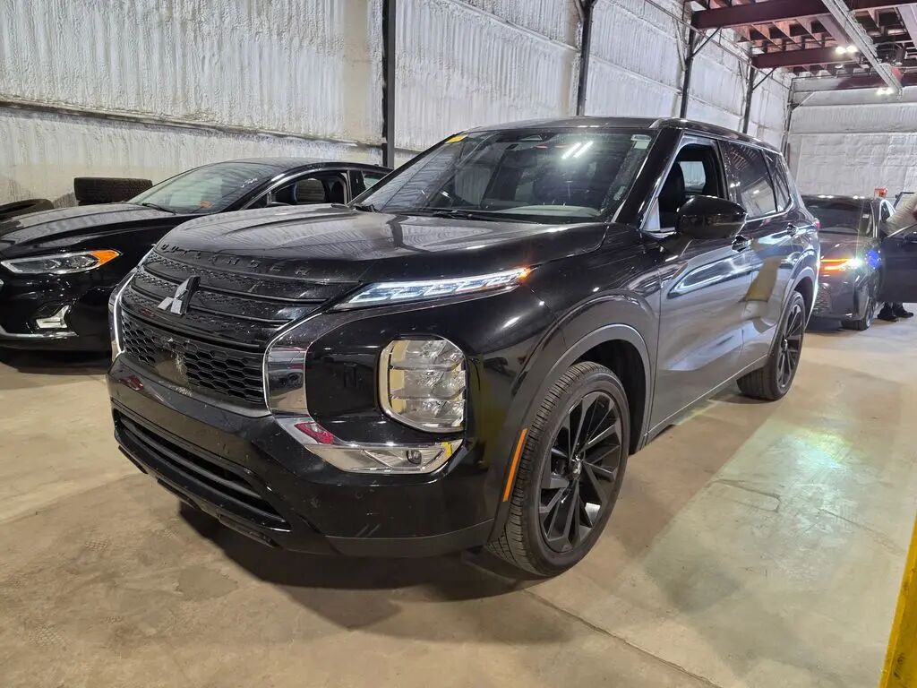 2024 Mitsubishi Outlander SE — photo 1 of 11