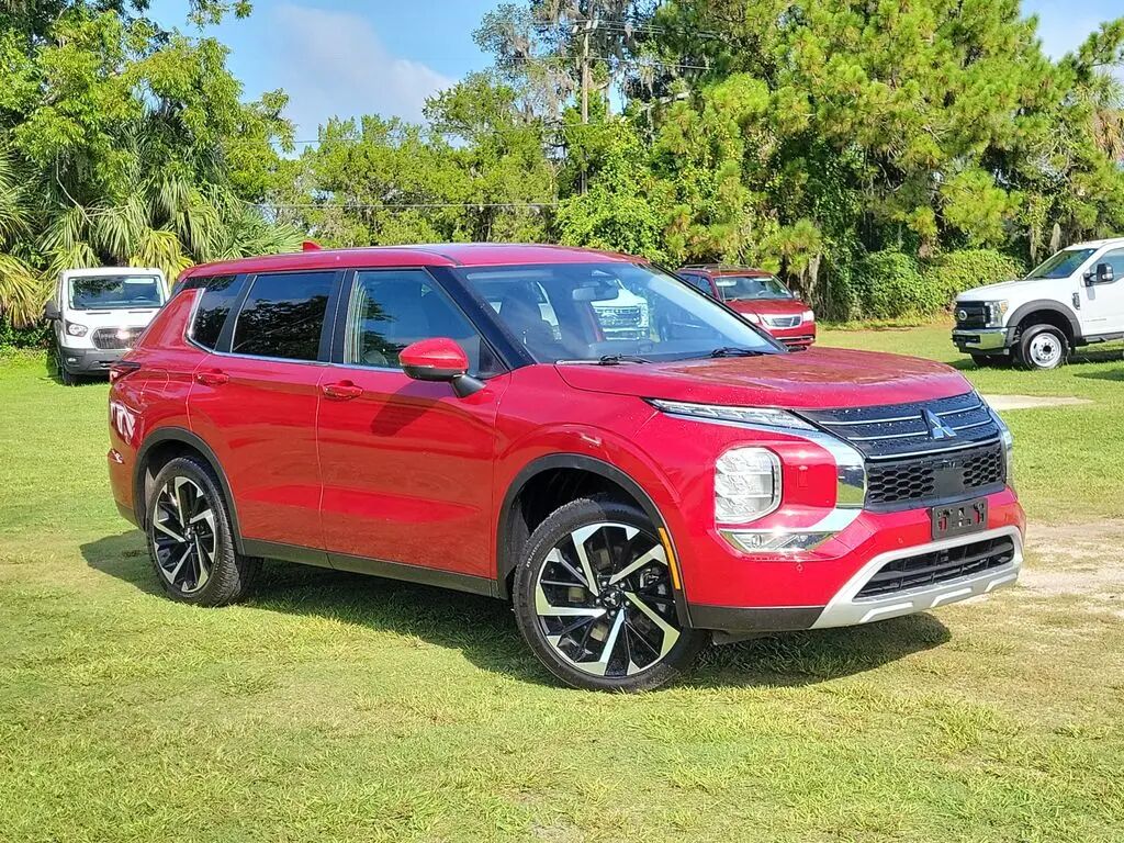 2024 Mitsubishi Outlander SE — photo 1 of 13
