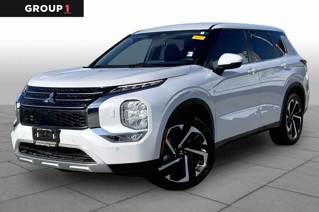 2024 Mitsubishi Outlander SE — photo 1 of 12