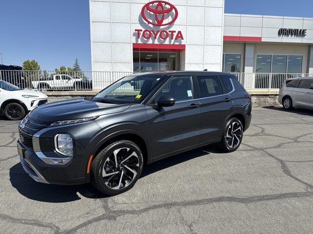 2024 Mitsubishi Outlander SE — photo 1 of 40