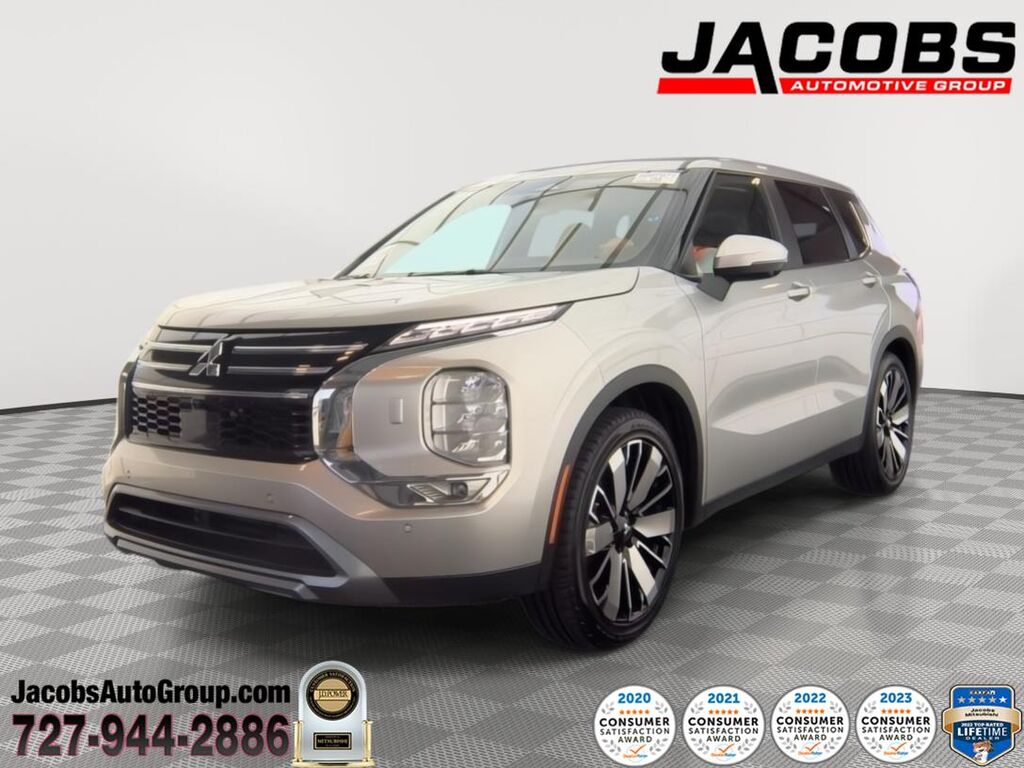 2025 Mitsubishi Outlander SE — photo 1 of 11