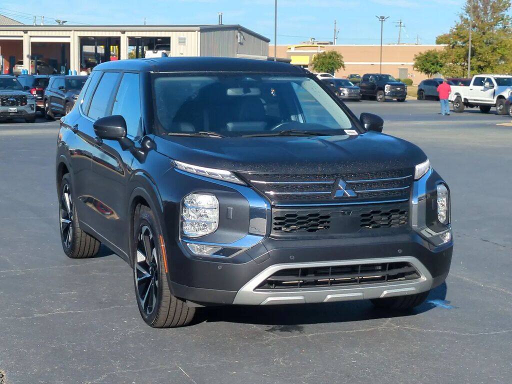 2024 Mitsubishi Outlander SE Black Edition — photo 1 of 13