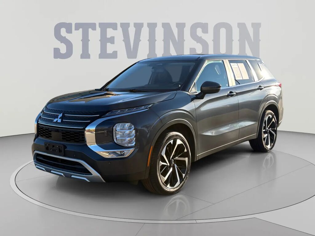 2024 Mitsubishi Outlander SE — photo 1 of 13