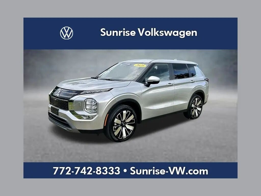 2025 Mitsubishi Outlander SE — photo 1 of 14