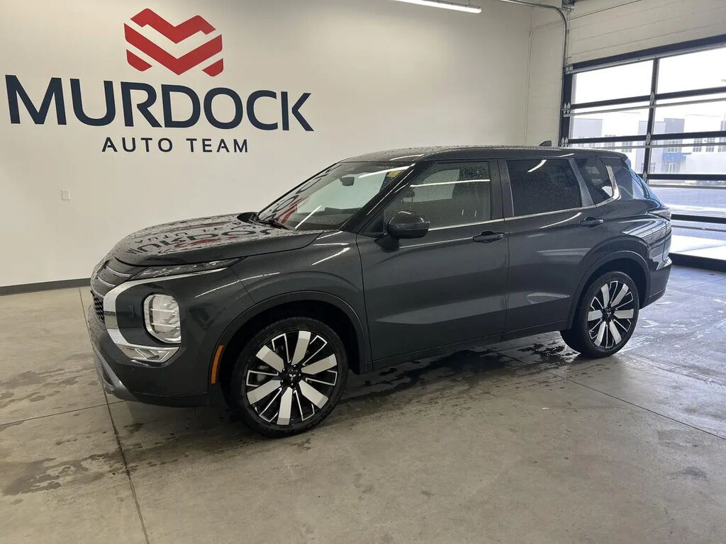 2025 Mitsubishi Outlander SE — photo 1 of 13