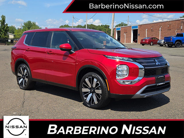 2025 Mitsubishi Outlander SE — photo 1 of 13