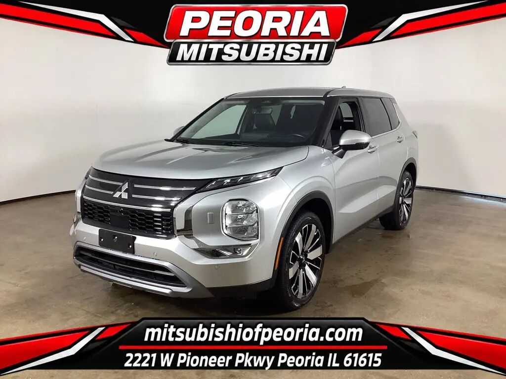 2025 Mitsubishi Outlander SE — photo 1 of 13