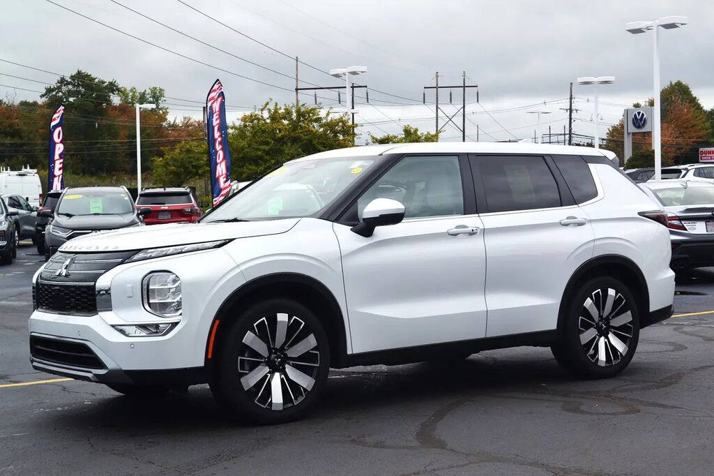 2026 Mitsubishi Outlander SE — photo 1 of 13