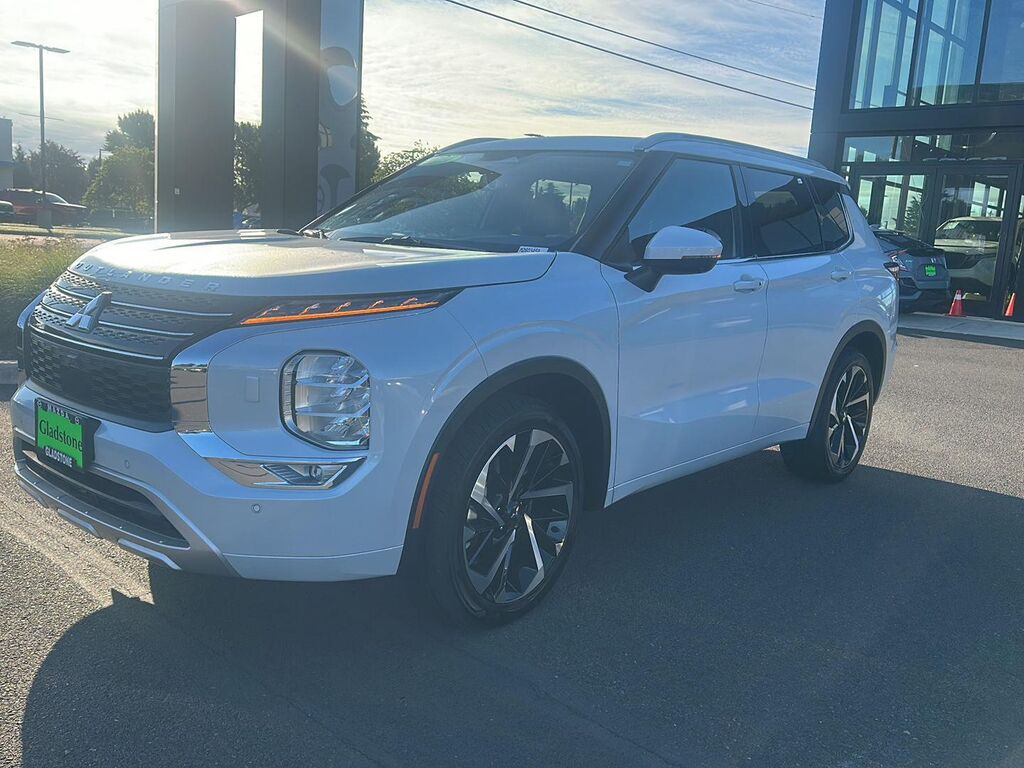 2024 Mitsubishi Outlander SEL — photo 1 of 13