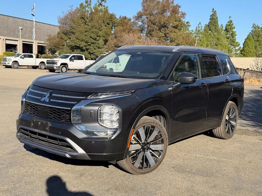 2025 Mitsubishi Outlander SEL — photo 1 of 13