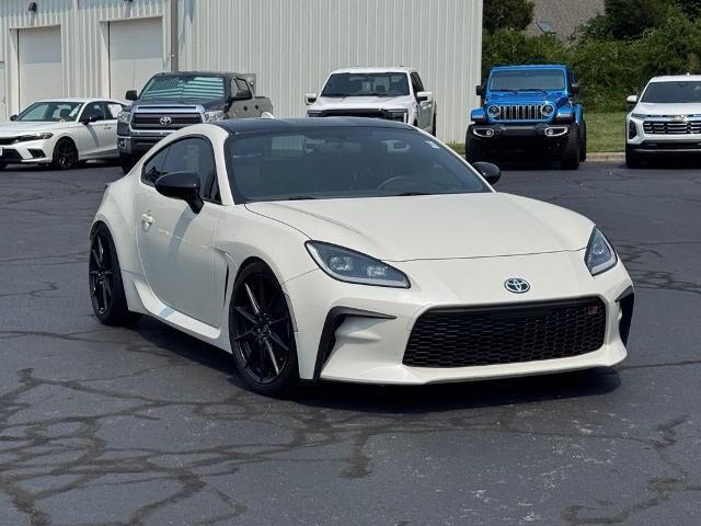 2023 Toyota GR86 Premium — photo 1 of 14