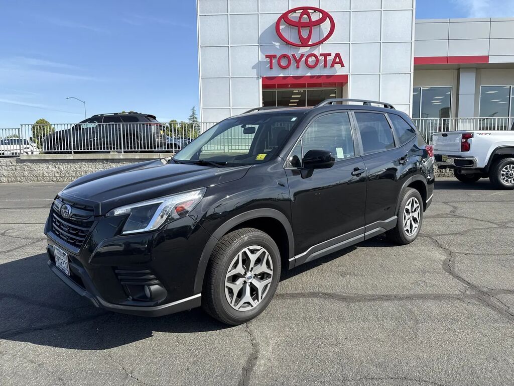 2023 Subaru Forester Premium — photo 1 of 13