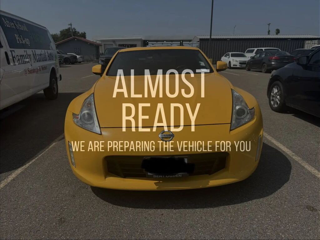 2017 Nissan 370Z Base — photo 1 of 14