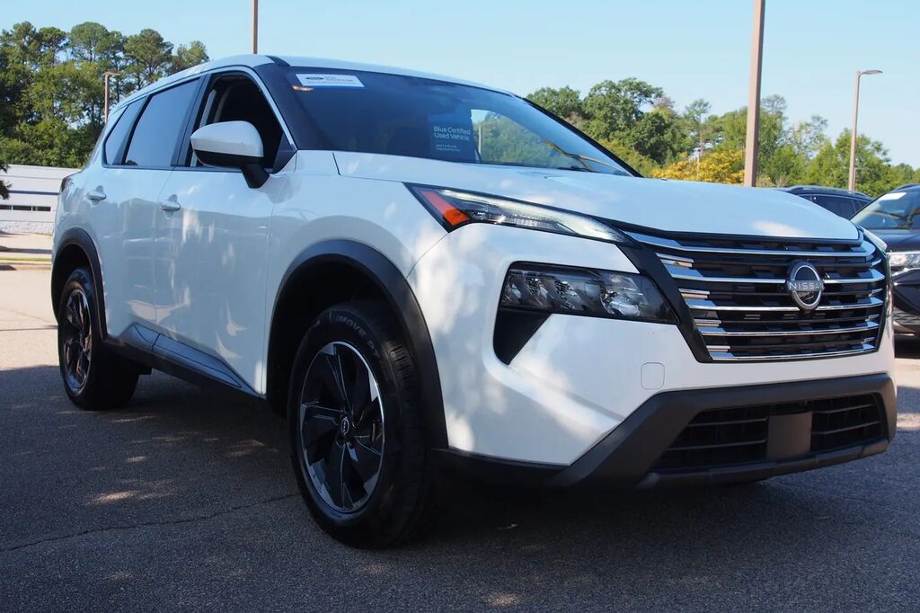 2025 Nissan Rogue SV — photo 1 of 13