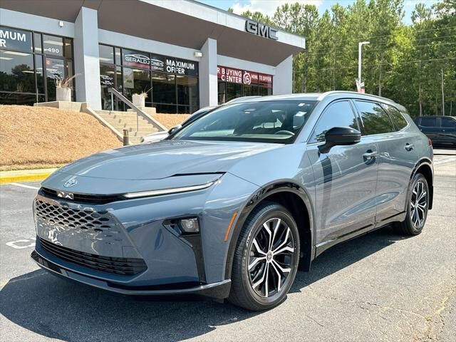 2025 Toyota Crown Signia XLE — photo 1 of 13