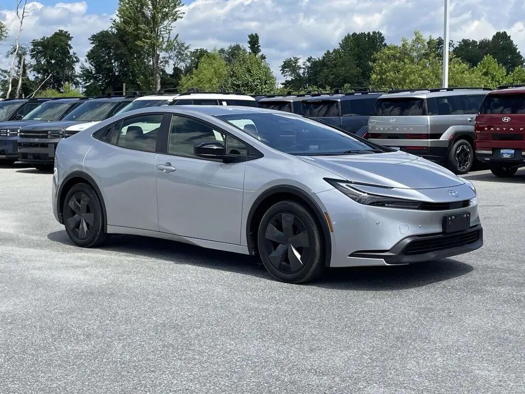2025 Toyota Prius LE — photo 1 of 13