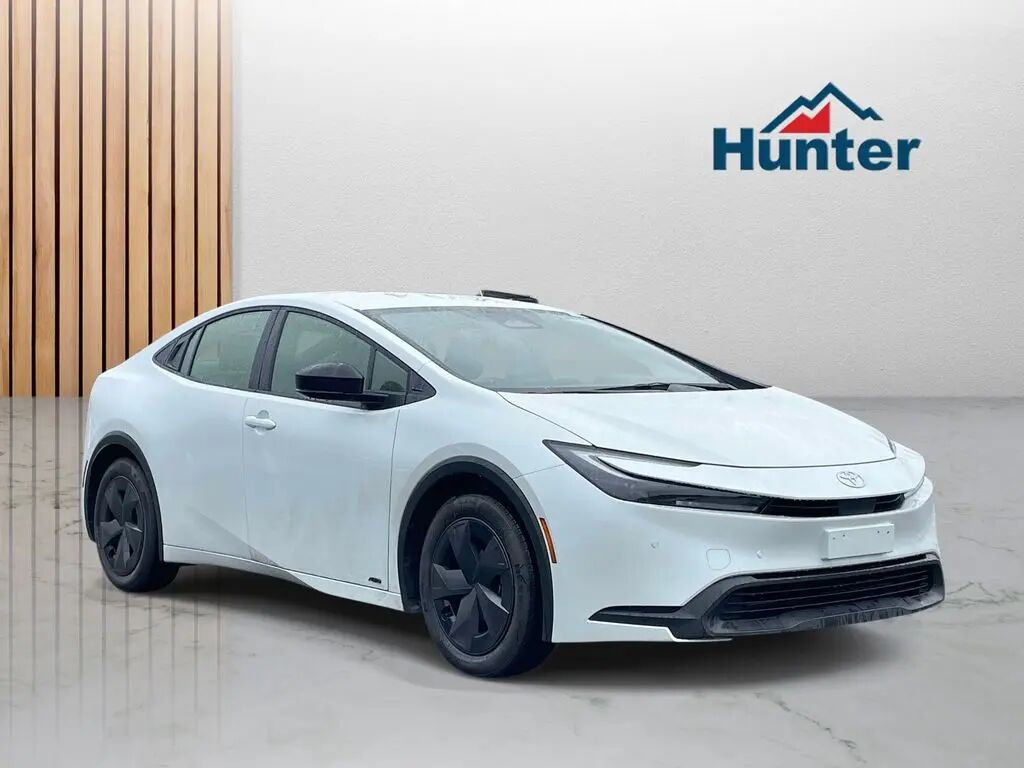 2025 Toyota Prius LE — photo 1 of 13