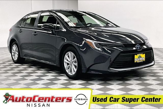 2025 Toyota Corolla XLE — photo 1 of 12