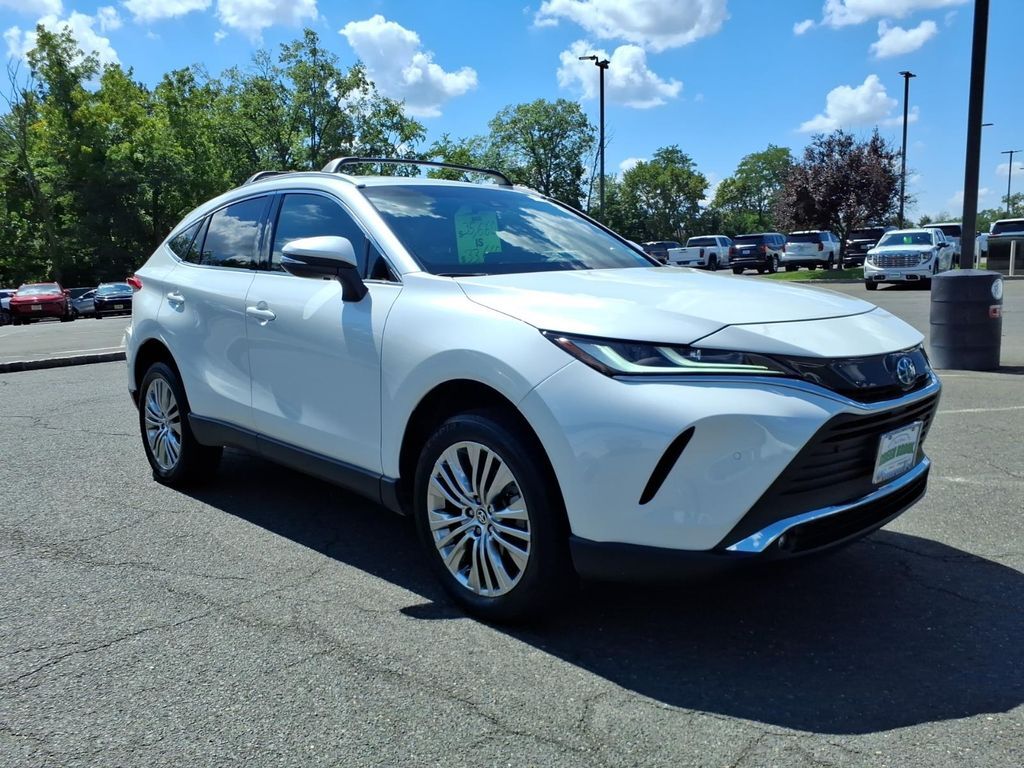 2023 Toyota Venza XLE — photo 1 of 13