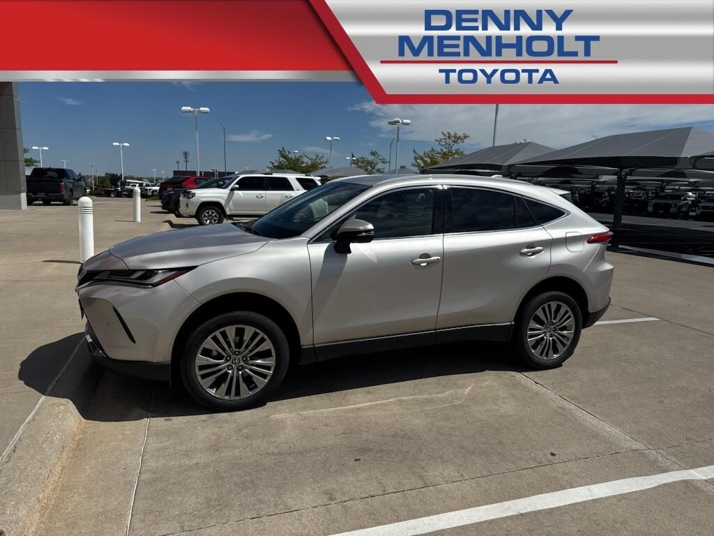 2023 Toyota Venza LE — photo 1 of 6