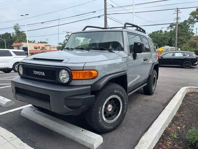 2013 Toyota FJ Cruiser Base — photo 1 of 13