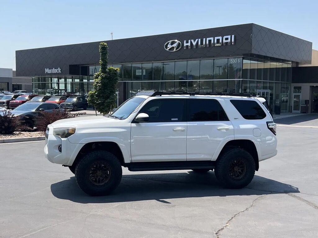 2019 Toyota 4Runner SR5 — photo 1 of 13