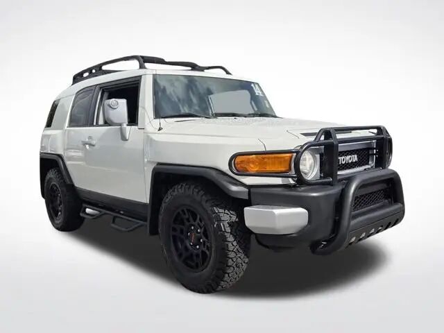 2014 Toyota FJ Cruiser Base — photo 1 of 25