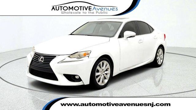2016 Lexus IS 200t 4dr Sedan w/ Dynamic Gridline Backup Camera