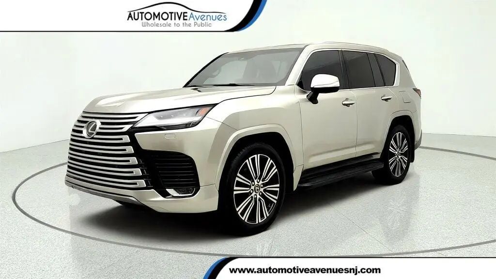 2022 Lexus LX 600 Luxury — photo 1 of 13
