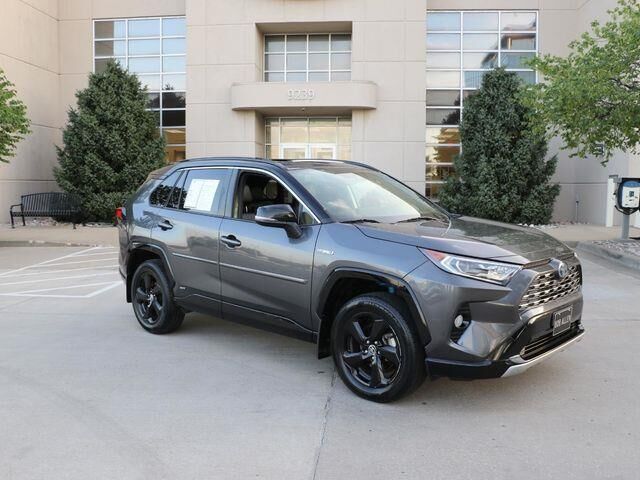 2020 Toyota RAV4 Hybrid XSE — photo 1 of 13