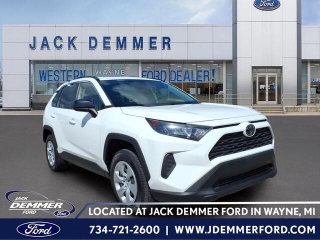 2019 Toyota RAV4 LE — photo 1 of 26