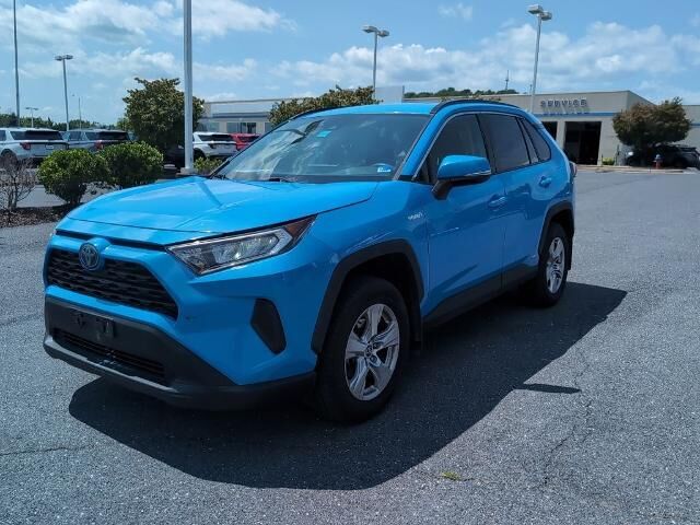 2019 Toyota RAV4 Hybrid LE — photo 1 of 39