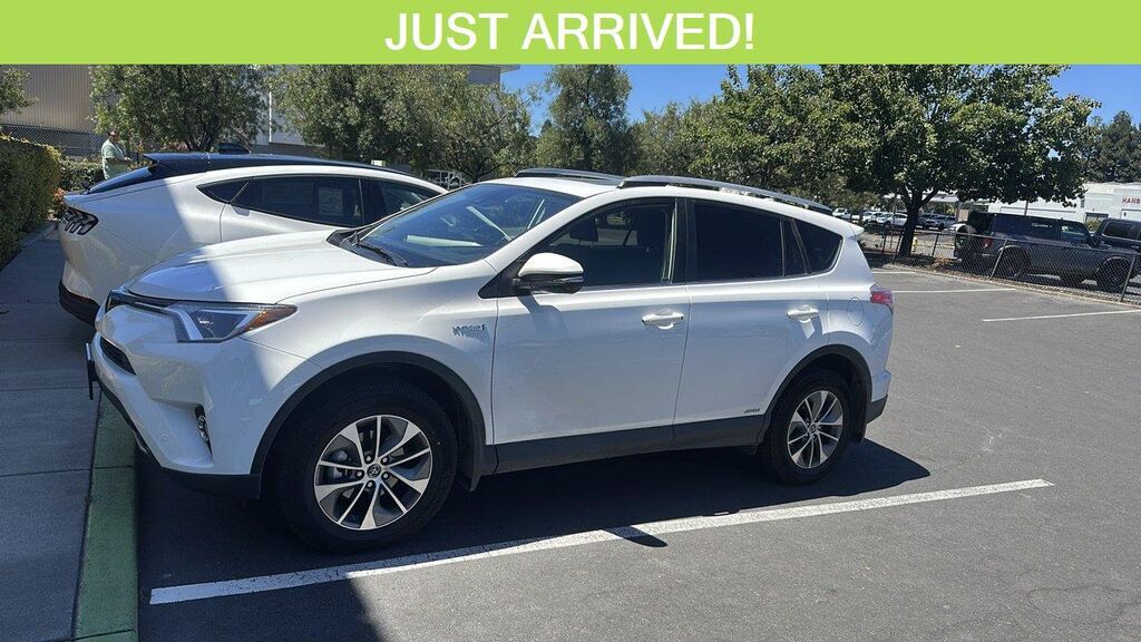 2017 Toyota RAV4 Hybrid XLE — photo 1 of 5
