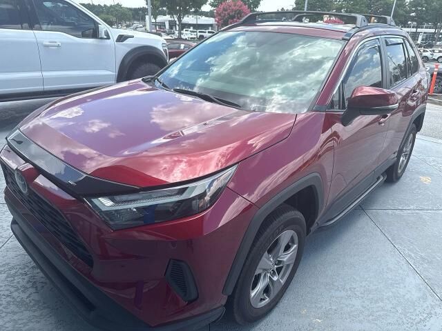 2025 Toyota RAV4 Hybrid XLE — photo 1 of 13