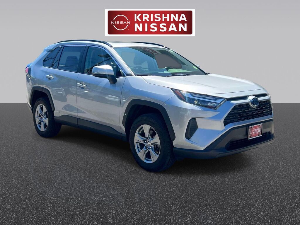 2022 Toyota RAV4 XLE — photo 1 of 12